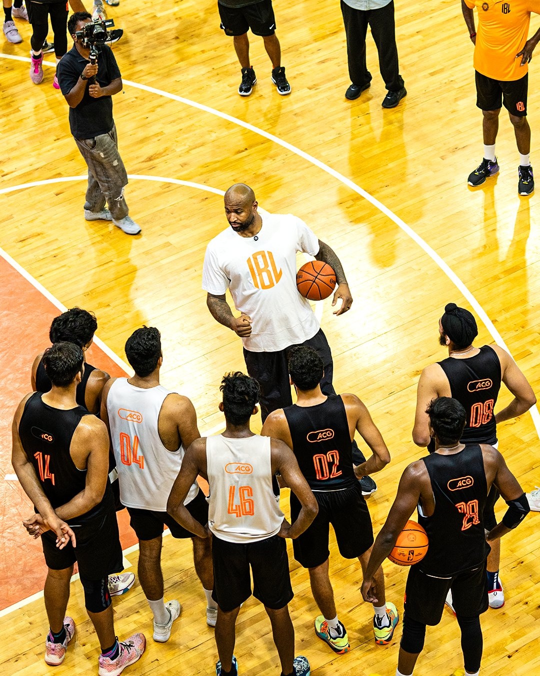 Demarcus Cousins talks to some of India's young ballers. (Image: X/IBL)