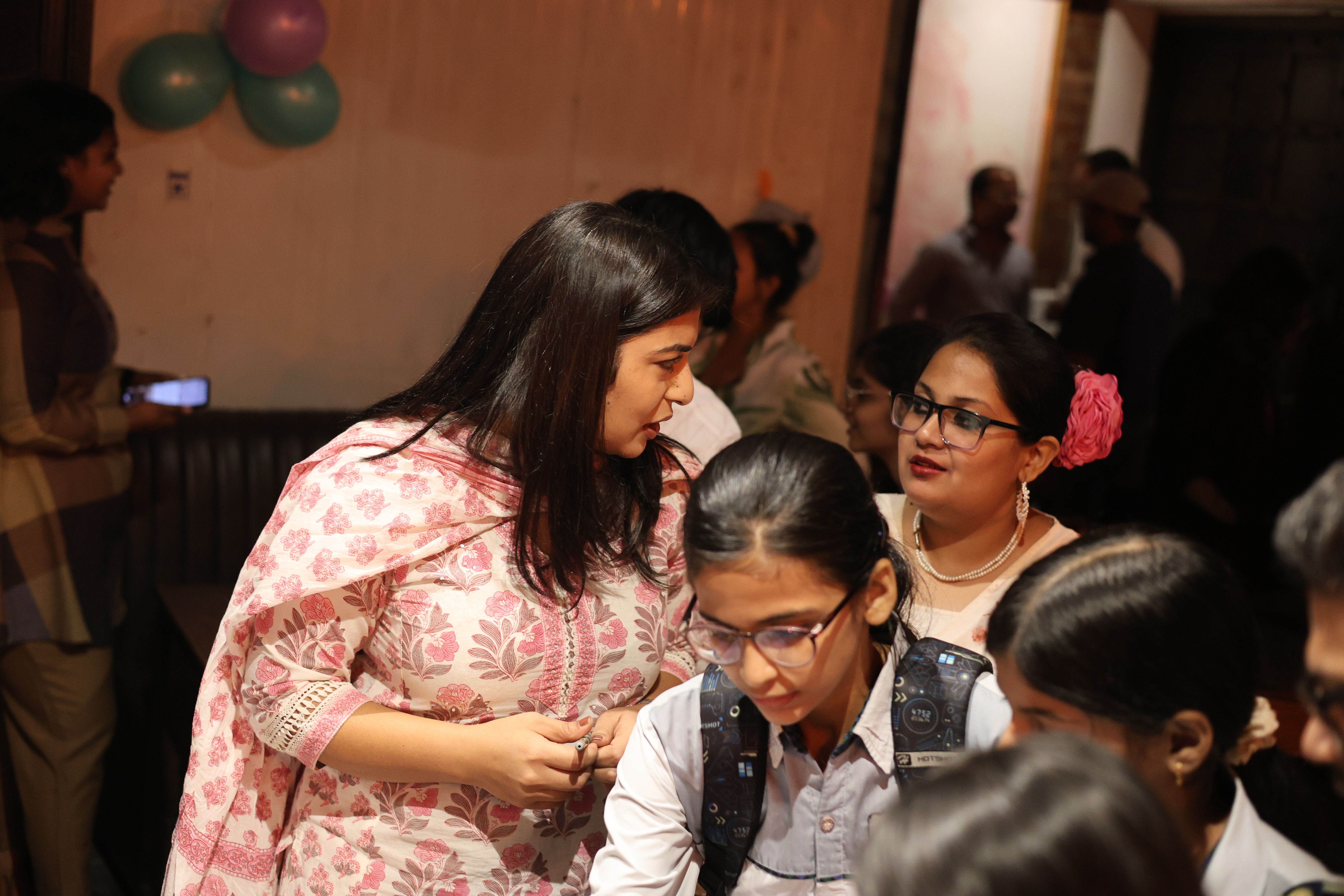 The moment after the session was as important as the session itself. At Pint of Science 2026, school students in uniforms stood in the same room as researchers, asked questions they would never have asked in a classroom, and got answers that were honest rather than reassuring. (Photo: Radifah Kabir/India Today)