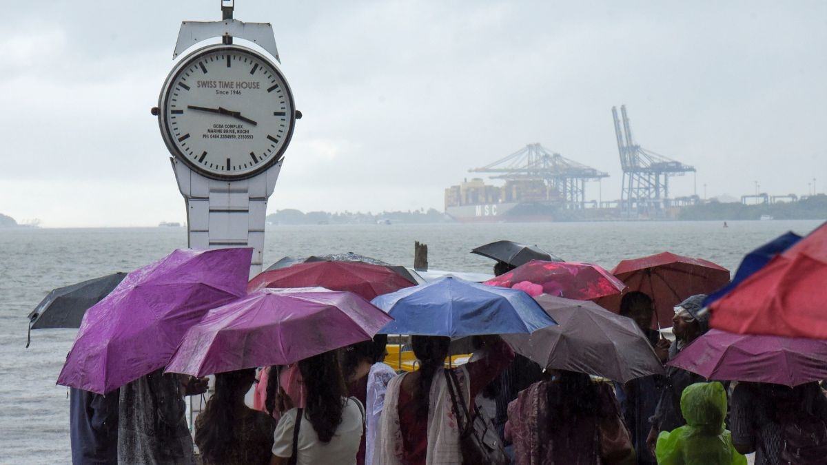 A heavy downpour hits the coastal tracks of Kerala as the southwest monsoon makes a steady advance. (Photo: PTI)
