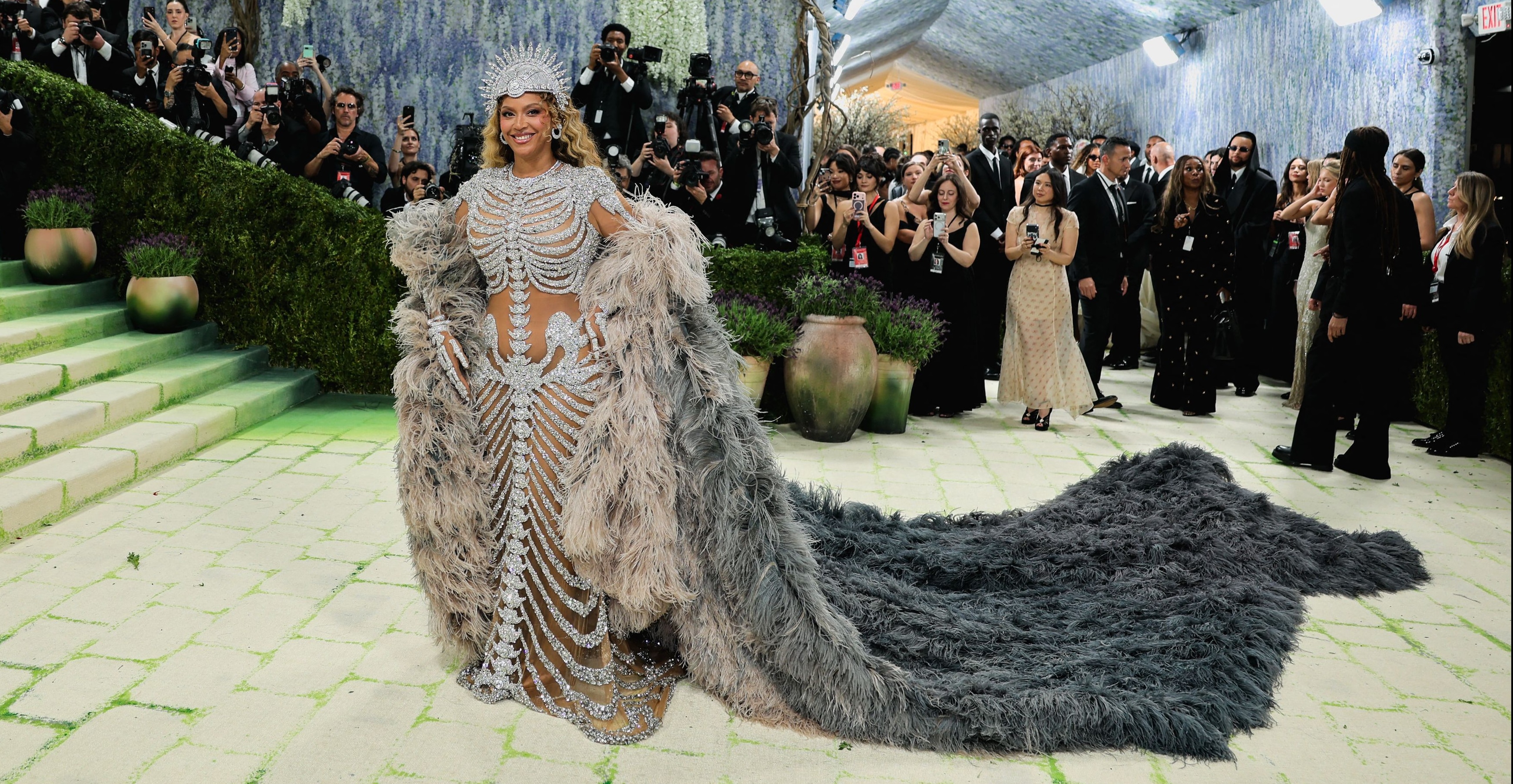 Beyonce walks the Met Gala red carpet | Photo: Reuters 
