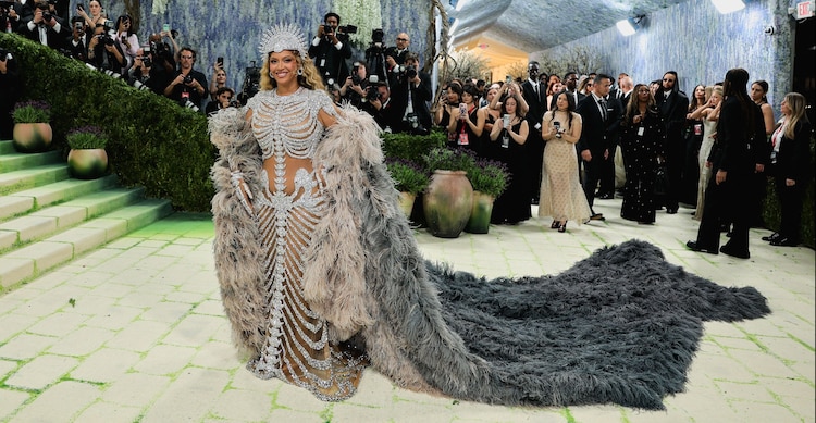 Beyonce walks the Met Gala red carpet | Photo: Reuters