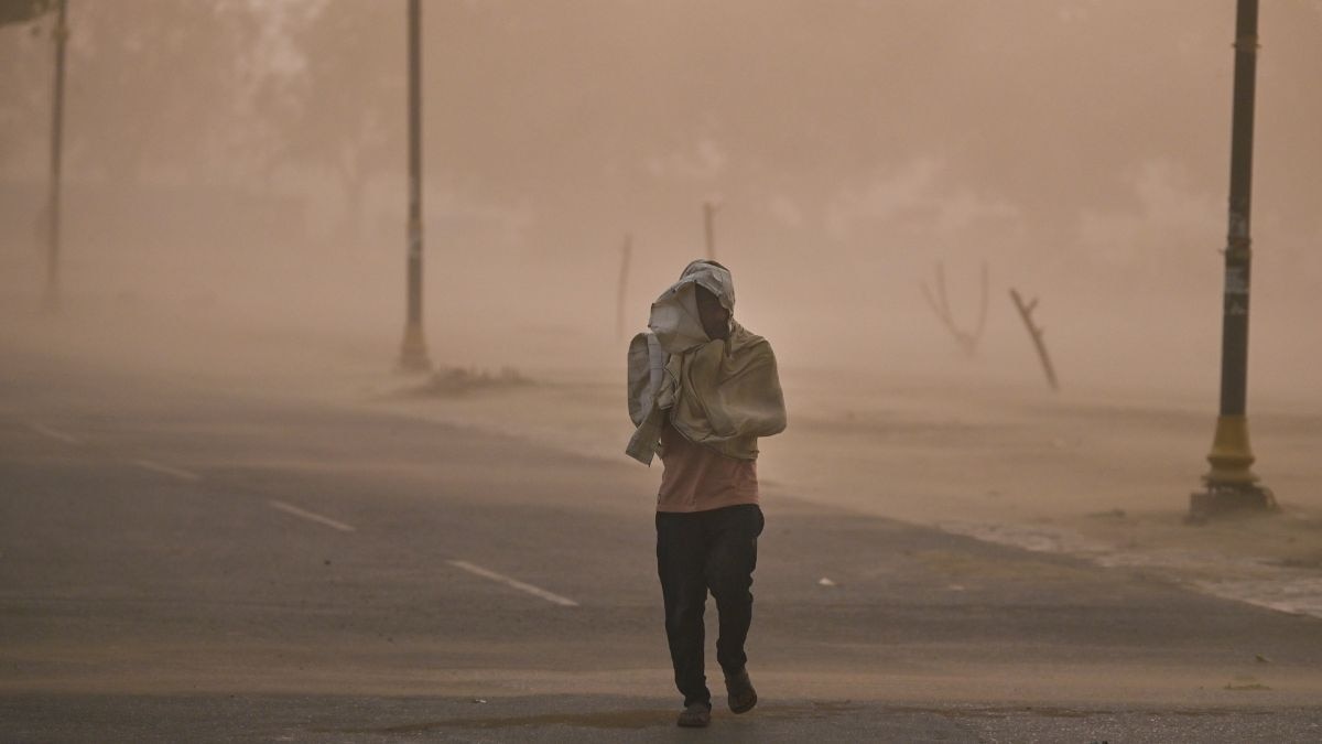 33 people died in UP on Wednesday as a thundersquall tore through Bhadohi, Fatehpur, and Budaun. (Photo: PTI)