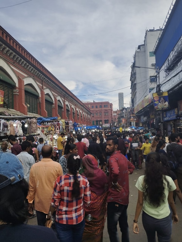 The lanes around New Market are infamous for being encroached by hawkers of all types, which reduces traffic flow to a crawl. (Image: Shounak Sanyal/India Today Digital)