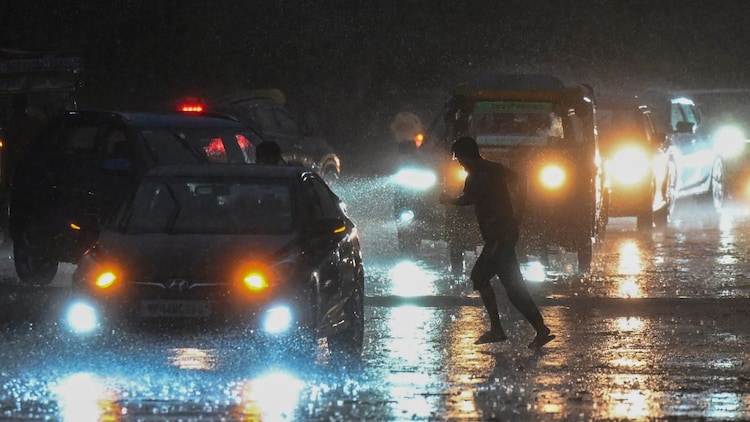 Thundersqualls with winds of 50 to 60 kmph are forecast for Bihar on Friday, with lightning a real danger. (Photo: PTI)