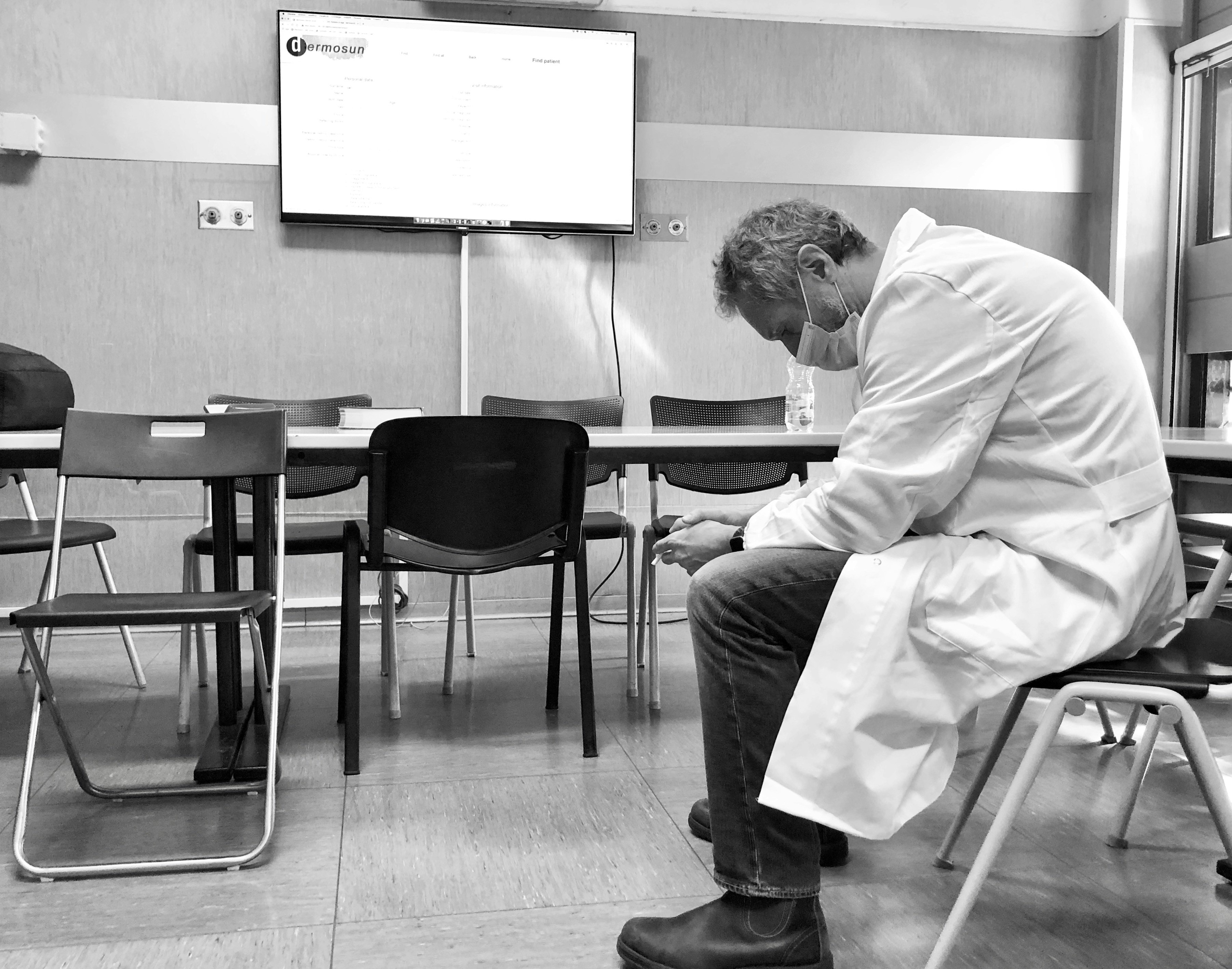 MBBS vs BTech, doctor versus engineer, IITian layoff, doctor vs engineer debate, AI jobs, medical careers, engineering careers, Reddit viral post, job security, doctor salary, tech layoffs