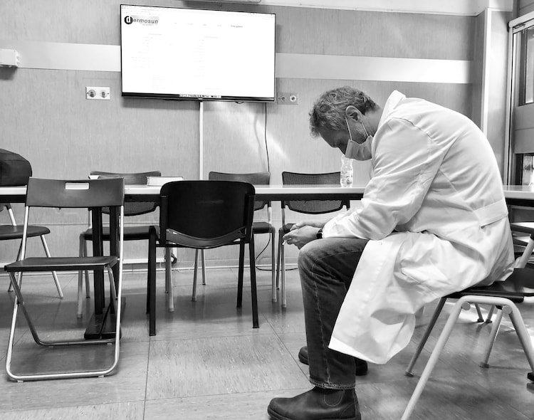 MBBS vs BTech, doctor versus engineer, IITian layoff, doctor vs engineer debate, AI jobs, medical careers, engineering careers, Reddit viral post, job security, doctor salary, tech layoffs