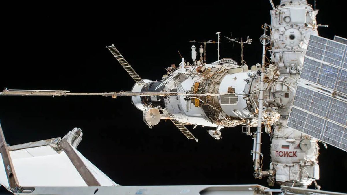 Nasa and Roscosmos are working together to monitor air leaks in the Zvezda module and plan next steps for structural repairs. (Photo: Nasa)