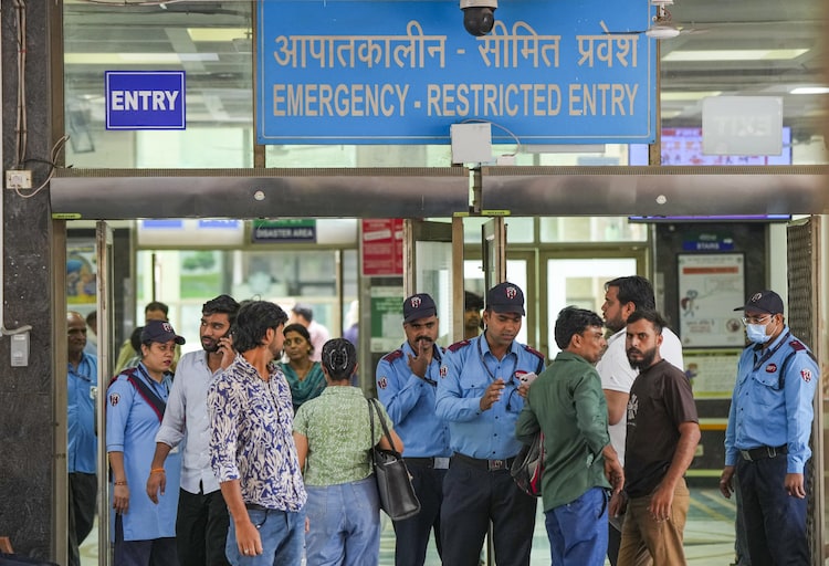 People gather outside a hospital after fire incident in Delhi's Malviya Nagar area leaves 21 people dead. (Photo: PTI)