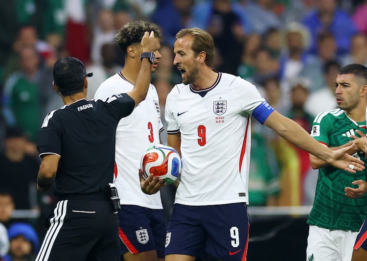 Harry Kane vents his frustration to the referee. (Image: Reuters)