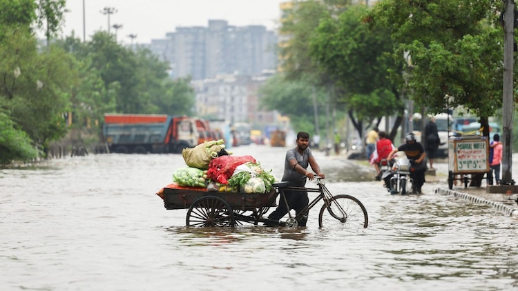 Delhi commuters may catch scattered showers this evening ahead of a wider spell from July 21. (Photo: PTI)