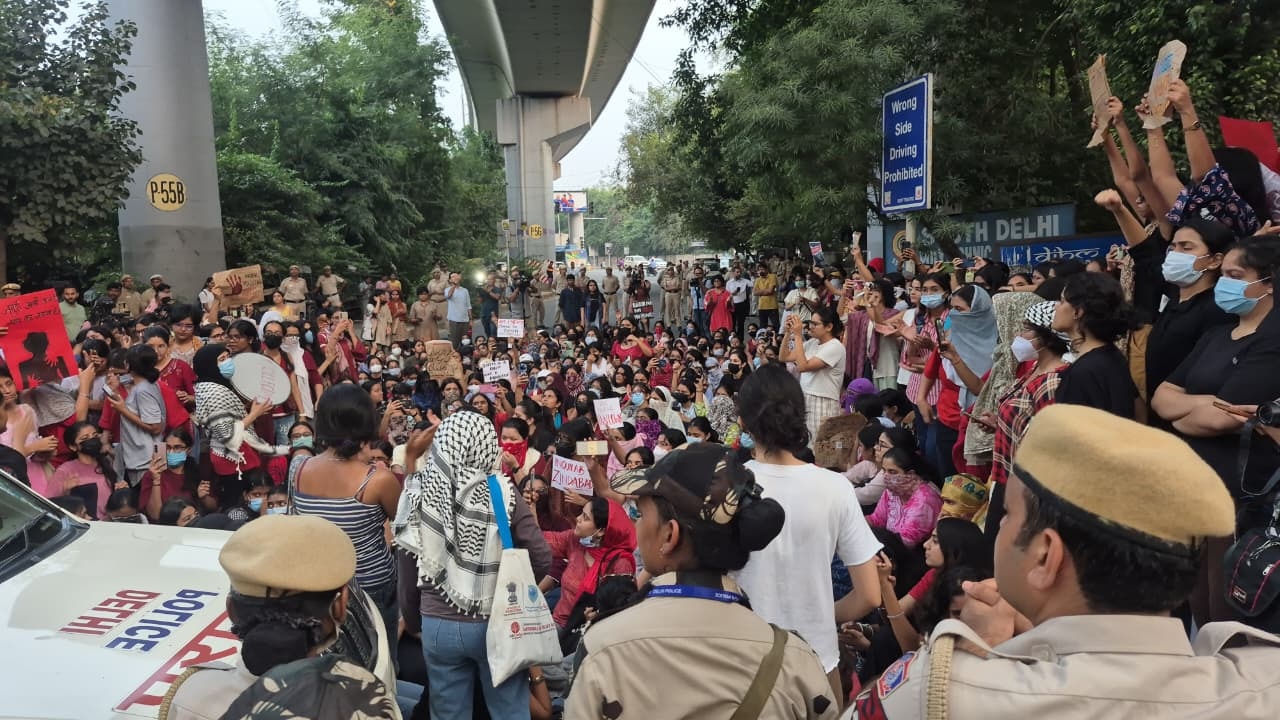 The students reached the college amid heightened security and were seen protesting outside the campus.(Image: ITG)