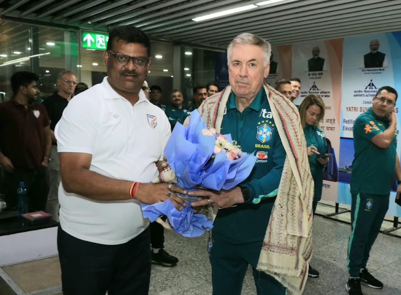 Carlo Ancelotti is felicitated upon arrival in Kolkata. (Image: Special Arrangement)
