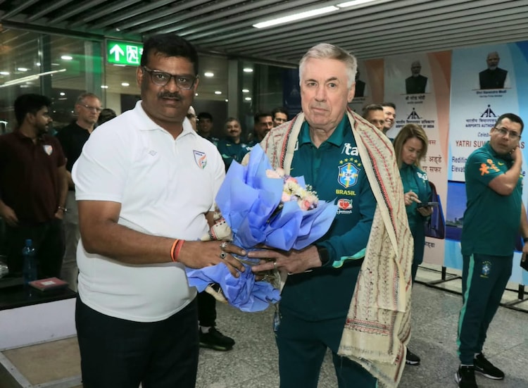 Carlo Ancelotti is felicitated upon arrival in Kolkata. (Image: Special Arrangement)