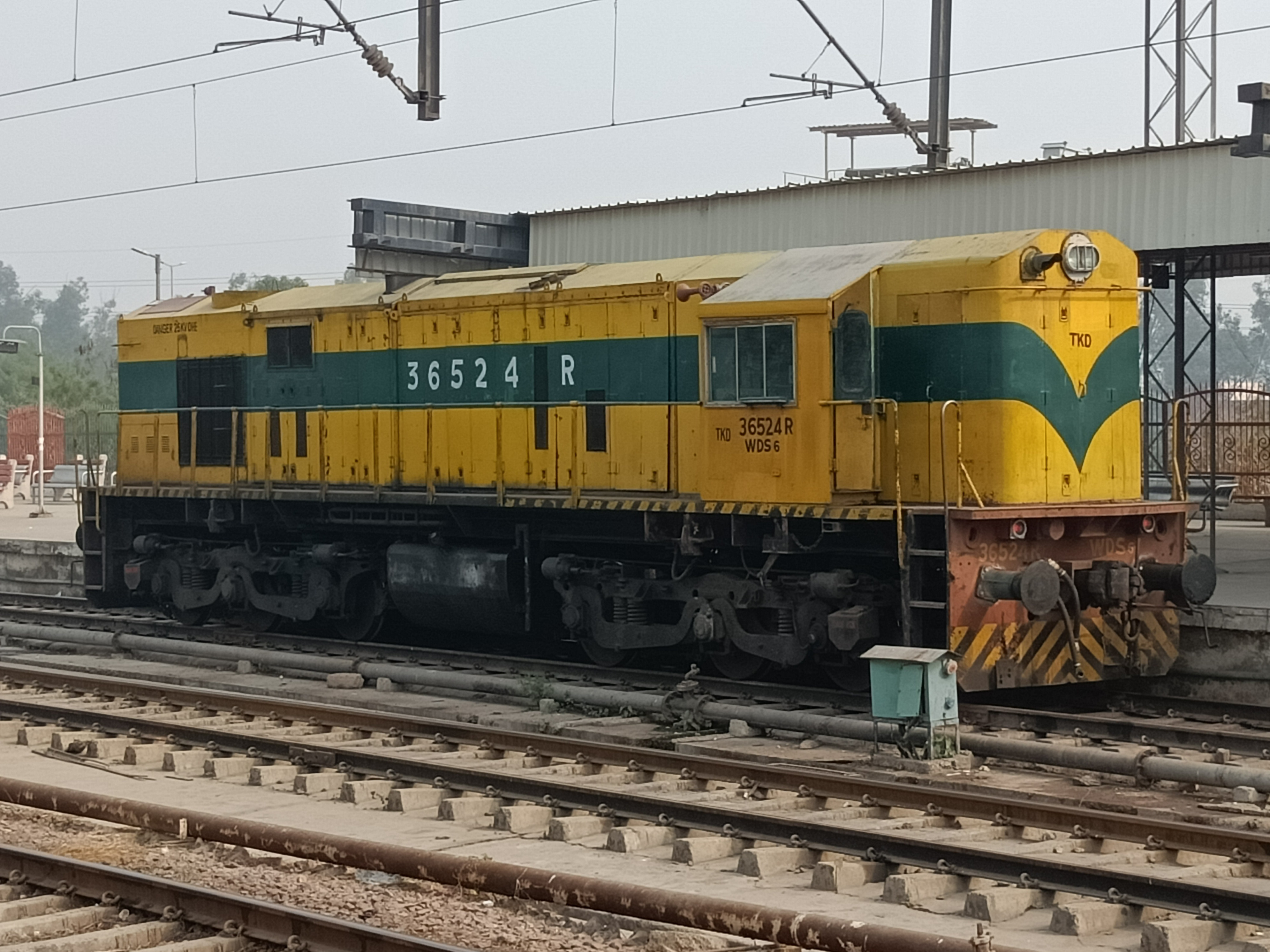 A Tughlakabad-based WDS-6 shunter-class diesel locomotive at Anand Vihar Terminal in New Delhi. (Photo: Wikimedia Commons/KoolNerd123)
