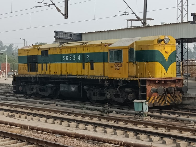 A Tughlakabad-based WDS-6 shunter-class diesel locomotive at Anand Vihar Terminal in New Delhi. (Photo: Wikimedia Commons/KoolNerd123)