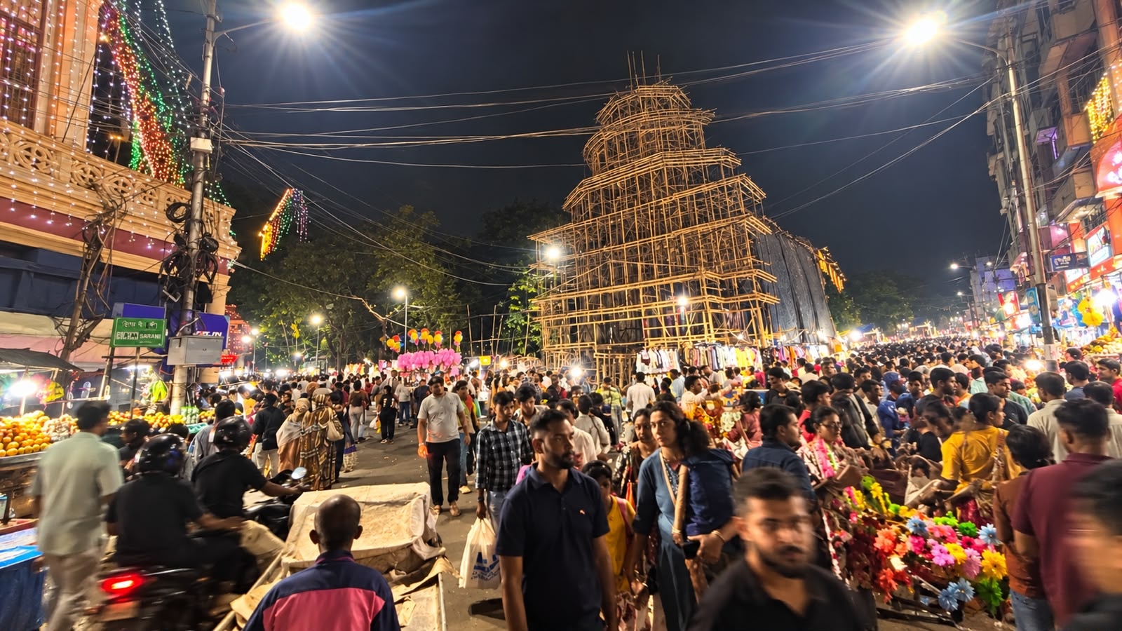 The Kolkata crowd is more amped up for Durga Puja than the India vs Brazil friendly. (Photo: Debodinna)