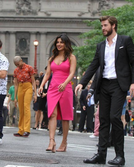 priyanka chopra dance liam hemsworth pics priyanka chopra dances on new york streets with liam priyanka chopra dance liam hemsworth pics priyanka chopra dances on new york streets with liam