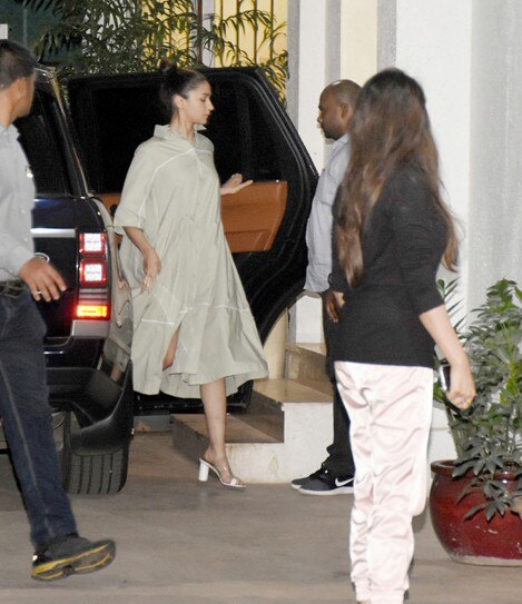 Ranbir Kapoor And Alia Bhatt Attend Movie Screening In Mumbai Varun Dhawan And Natasha Dalal Join Them Indiatoday Natasha is a fashion designer by profession who is a fashion designing graduate from new york. alia bhatt attend movie screening