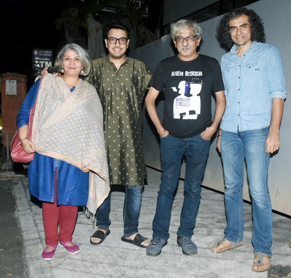 Sara Ali Khan And Kriti Sanon Light Up Diwali Celebrations At Dinesh Vijan S Office See Pics Indiatoday Meet new friends online & invite other friends to share your comments & thoughts with about dinesh vijan. sara ali khan and kriti sanon light up