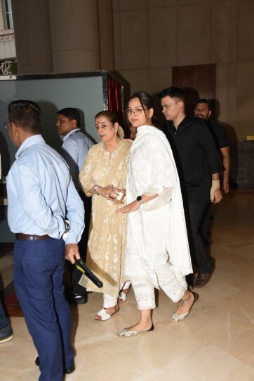 Manish Malhotra S Father S Prayer Meet Alia Bhatt Neetu Kapoor And Kriti Sanon Attend Indiatoday Manish malhotra's parents and siblings. prayer meet alia bhatt neetu kapoor