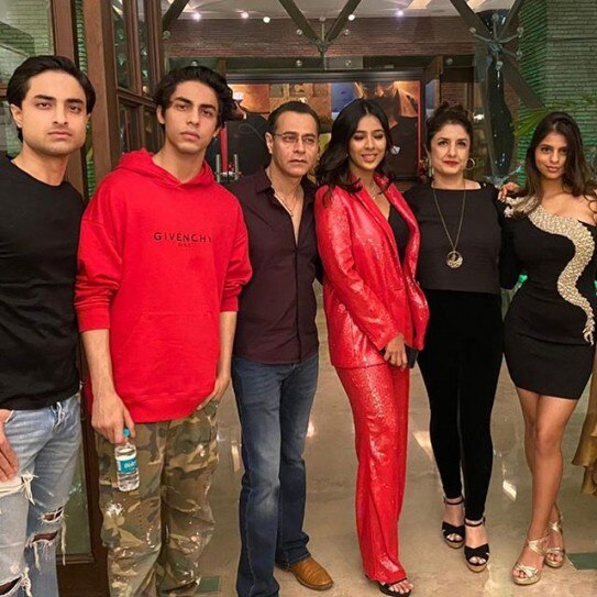 Shah Rukh And Gauri Khan Celebrate New Year With Suhana Aryan Abram And Friends Inside Pics Indiatoday Interesting love story of shahrukh khan & gauri :गौरी के भाई ने दी शाहरुख़ खान को मारने की धमकी. shah rukh and gauri khan celebrate new