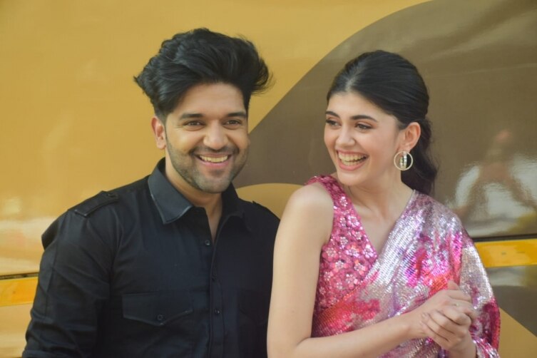 Sanjana Sanghi And Guru Randhawa Shoot For The Kapil Sharma Show Indiatoday Check out this page to read a detailed description of her family, career, life, biography & other facts. sanjana sanghi and guru randhawa shoot