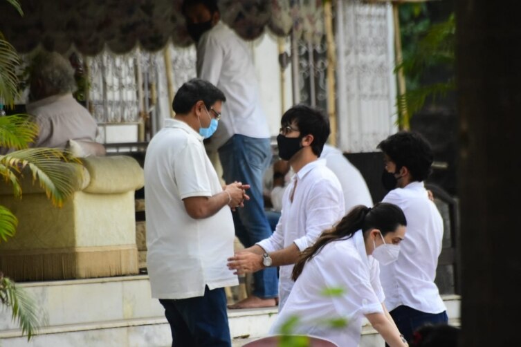 Kareena Kapoor And Karisma Visit Rajiv Kapoor S Home In Chembur Pics Indiatoday .kapoor, arjun kapoor, janhvi kapoor, shanaya kapoor and mohit marwah came together to unveil 'surinder kapoor chowk' in chembur, mumbai. kareena kapoor and karisma visit rajiv