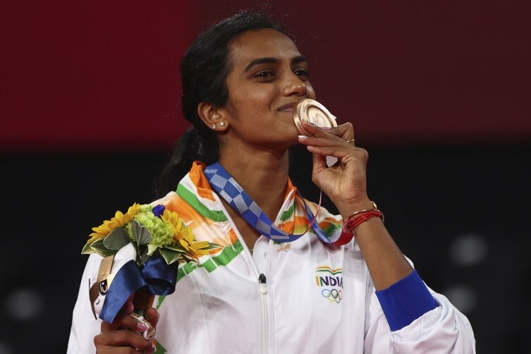 Tokyo 2020: PV Sindhu shines with historic bronze on ...
