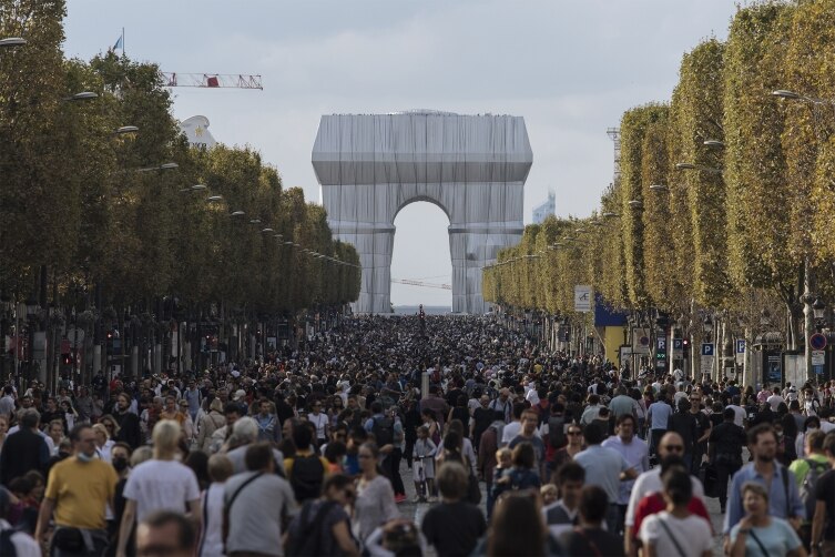 Crowds flock to ChampsElysees during Paris carfree day In Pics