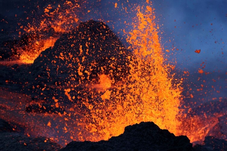 Stunning Sparks Fly As Piton De La Fournaise Volcano Erupts For The Second Time In 21 In Pics Indiatoday