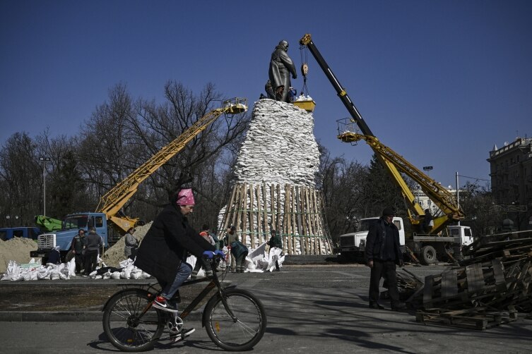 Sandbags pile up to save statue of Ukraine's national poet amid war
