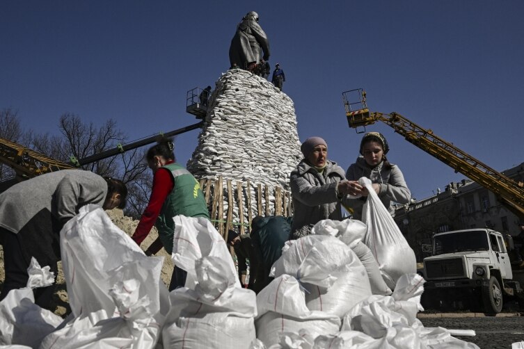 Sandbags pile up to save statue of Ukraine's national poet amid war