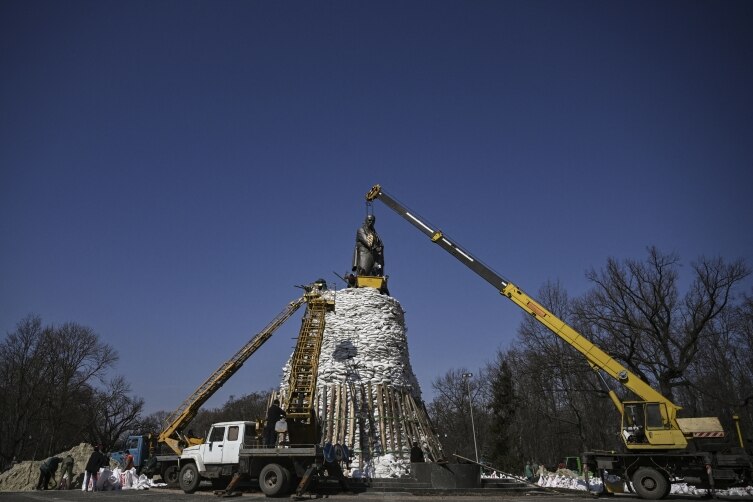 Sandbags pile up to save statue of Ukraine's national poet amid war