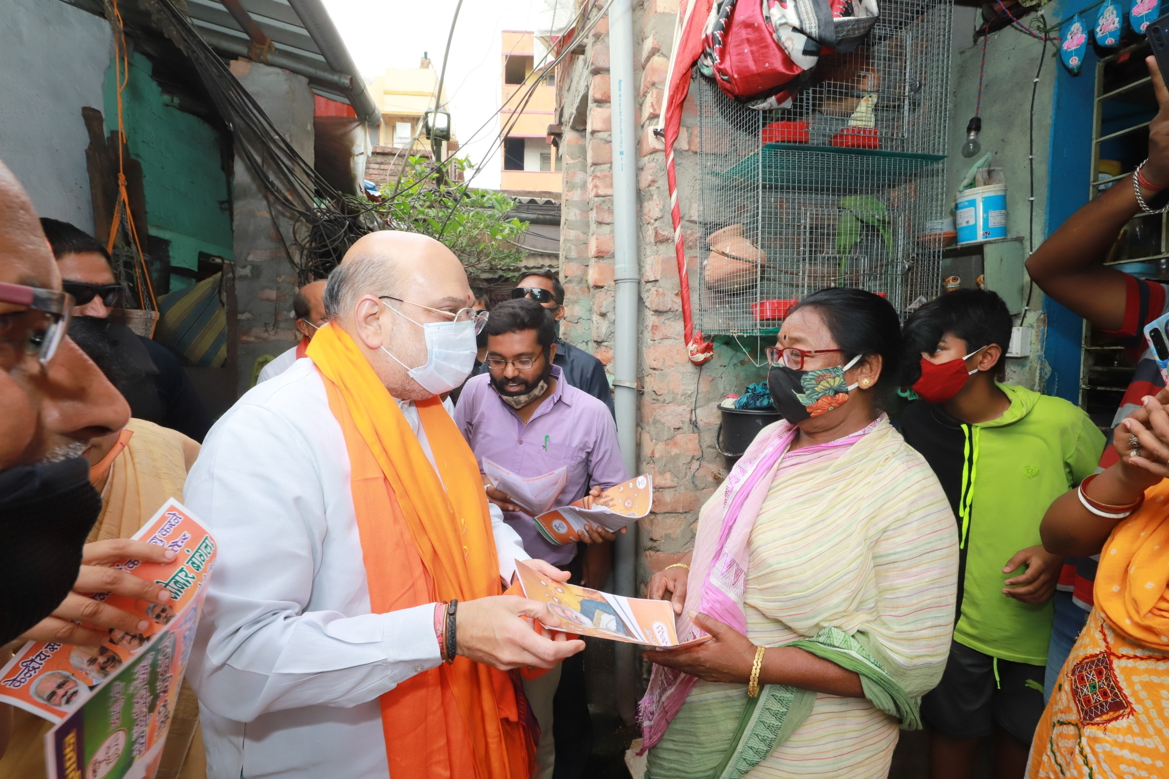 আচমকা স্বরাষ্ট্রমন্ত্রীকে আচমকা স্বরাষ্ট্রমন্ত্রীকে