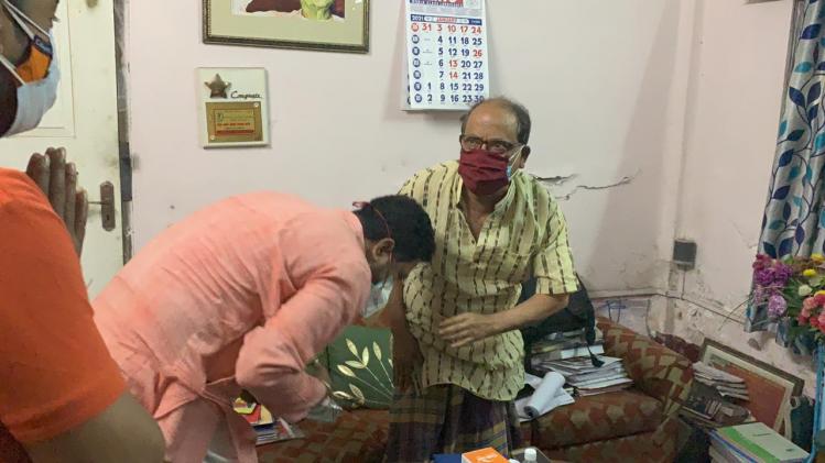 বিধায়ক হিসেবে নতুন ইনিংস শুরুর মুখে বিদায়ী বিধায়ক ও প্রাক্তন গুরুর আশীর্বাদ নিচ্ছেন শঙ্কর ঘোষ