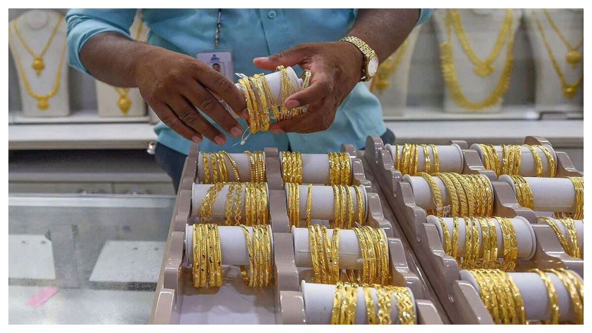 Gold, Silver prices today: রেকর্ড দামের তুলনায় ৯৩০০ টাকা সস্তা সোনা! রুপোর দামে পতন অব্যহত