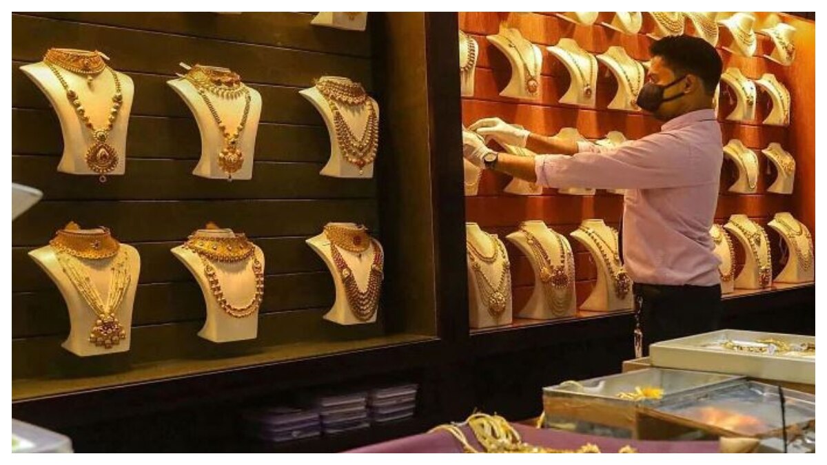 Gold, Silver prices today: রেকর্ড দামের তুলনায় ৯৩০০ টাকা সস্তা সোনা! রুপোর দামে পতন অব্যহত