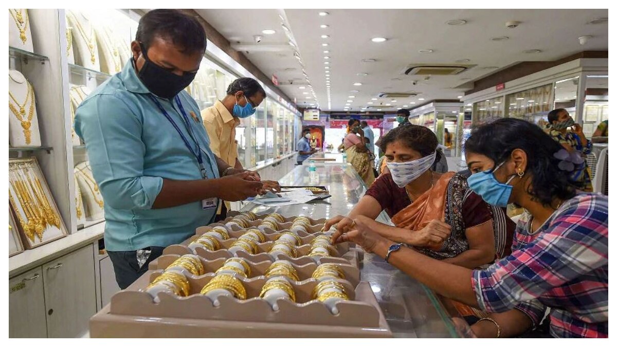Gold, Silver prices today: রেকর্ড দামের তুলনায় ৯৩০০ টাকা সস্তা সোনা! রুপোর দামে পতন অব্যহত