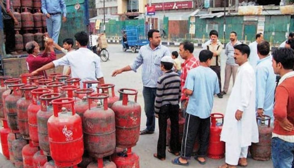 LPG Price Hike: ১০ মাসে ২৯০ টাকা বেড়েছে রান্নার গ্যাসের দাম, ৪ বার কমেছে ভর্তুকি!
