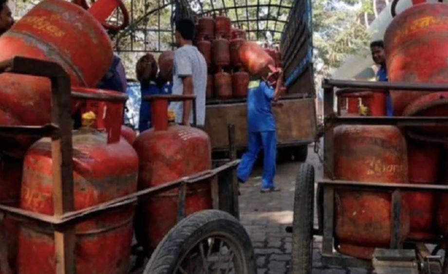 LPG Price Hike: ১০ মাসে ২৯০ টাকা বেড়েছে রান্নার গ্যাসের দাম, ৪ বার কমেছে ভর্তুকি!
