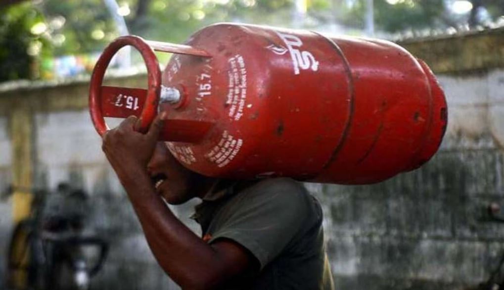 LPG Price Hike: ১০ মাসে ২৯০ টাকা বেড়েছে রান্নার গ্যাসের দাম, ৪ বার কমেছে ভর্তুকি!