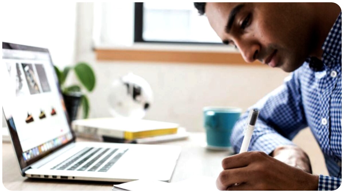Vastu Tips For Career, Success: পদোন্নতি হবে-মাইনেও বাড়বে, কাজের ডেস্কে এই জিনিসগুলি রেখে দেখুন