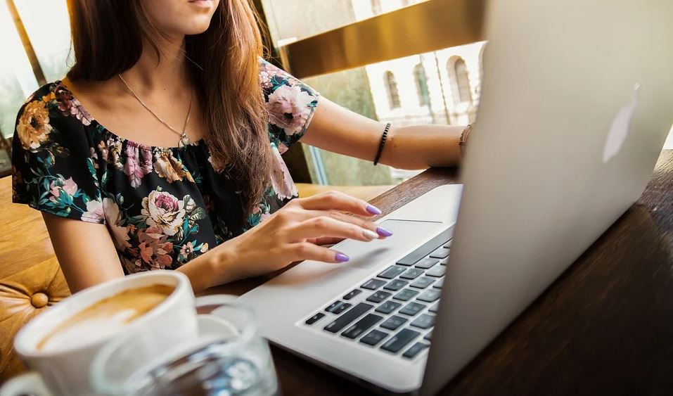 Vastu Tips For Career, Success: পদোন্নতি হবে-মাইনেও বাড়বে, কাজের ডেস্কে এই জিনিসগুলি রেখে দেখুন