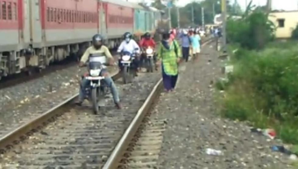 Fine For Crossing Railway Tracks: পায়ে হেঁটে রেল লাইন পারাপারে কত জরিমানা-কী শাস্তি হয়? জানুন