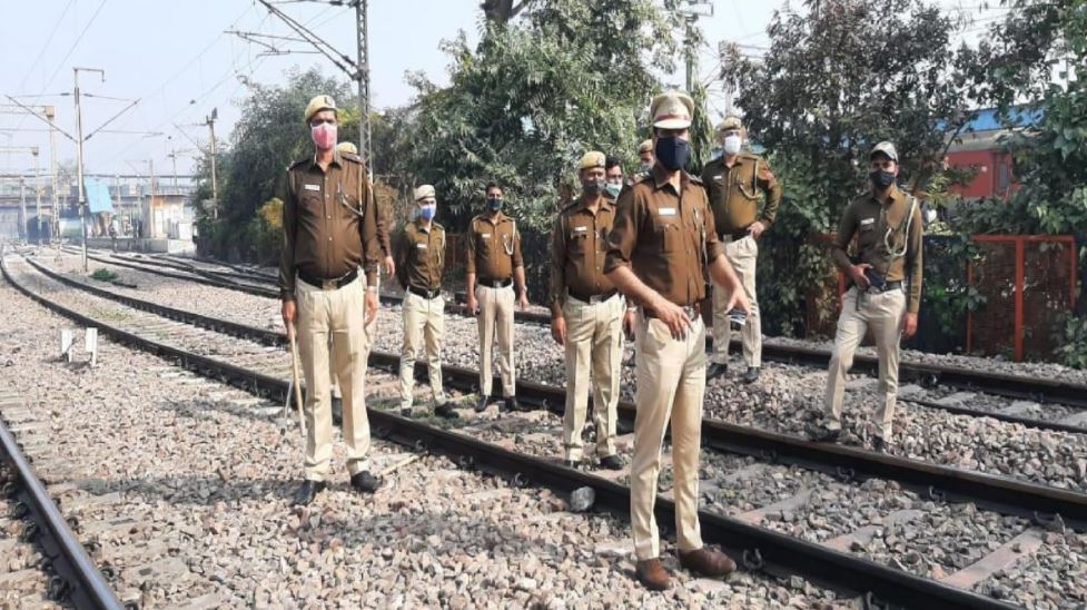 Fine For Crossing Railway Tracks: পায়ে হেঁটে রেল লাইন পারাপারে কত জরিমানা-কী শাস্তি হয়? জানুন
