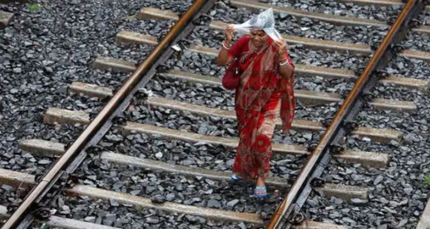 Fine For Crossing Railway Tracks: পায়ে হেঁটে রেল লাইন পারাপারে কত জরিমানা-কী শাস্তি হয়? জানুন