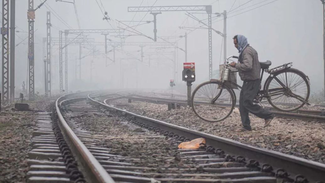 Fine For Crossing Railway Tracks: পায়ে হেঁটে রেল লাইন পারাপারে কত জরিমানা-কী শাস্তি হয়? জানুন