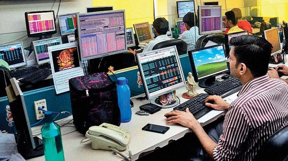 Stock Market Updates: প্রাথমিক লেনদেনেই ধস শেয়ারবাজারে, ১,৩০০ পয়েন্ট পড়ল সেনসেক্স!