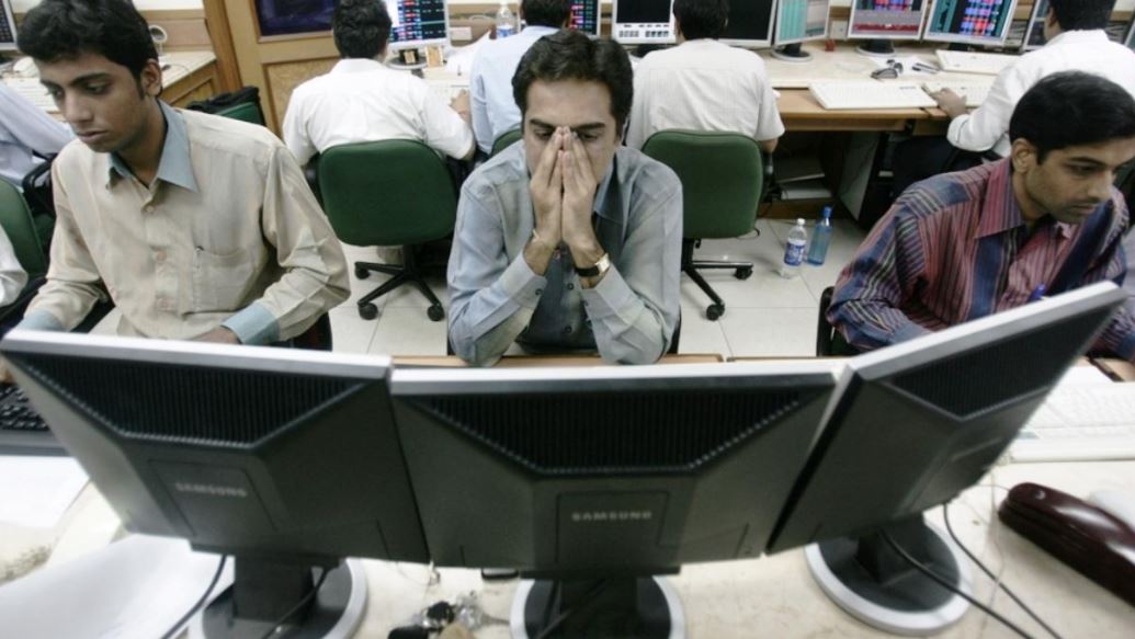 Stock Market Updates: প্রাথমিক লেনদেনেই ধস শেয়ারবাজারে, ১,৩০০ পয়েন্ট পড়ল সেনসেক্স!