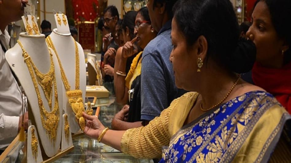 Gold, Silver Price:  দশেরার আগে আরও সস্তা সোনা, বাড়ল রুপোর দাম; দুই ধাতুর আজকের দর কত?
